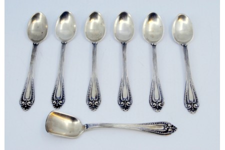 Conjunto de seis colheres de café e pá de açúcar em prata com relevos e frisos no cabo.